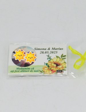 Marturie nunta personalizata, tematica floarea-soarelui, 80x45mm, cu magnet – ILIF202041