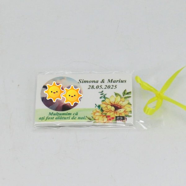 Marturie nunta personalizata, tematica floarea soarelui, 80x45mm, cu magnet ILIF202041 (1)