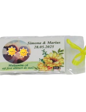 Marturie nunta personalizata, tematica floarea-soarelui, 80x45mm, cu magnet – ILIF202041