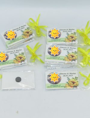 Marturie nunta personalizata, tematica floarea-soarelui, 80x45mm, cu magnet – ILIF202041