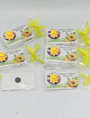 Marturie nunta personalizata, tematica floarea-soarelui, 80x45mm, cu magnet – ILIF202041