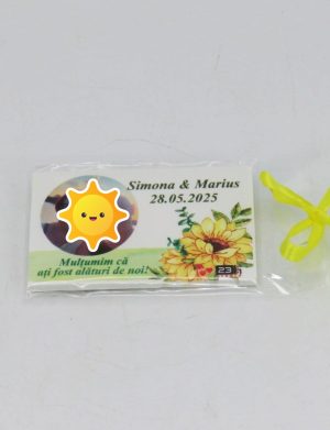 Marturie nunta personalizata, tematica floarea-soarelui, 80x45mm, cu magnet – ILIF202041