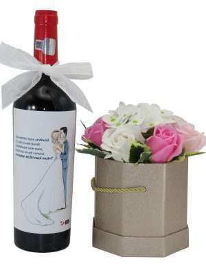 Cadou Cerere Nasi Cununie – sticla vin personalizata & aranjament flori, ILIF203009