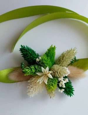 Corsaj (bratara) domnisoara de onoare, cu flori uscate, verde – AMB207008