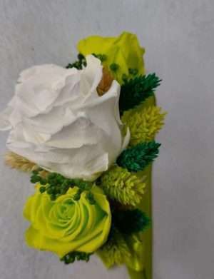 Corsaj (bratara) cu flori uscate si trandafiri criogenati, verde lime & alb – AMB207012