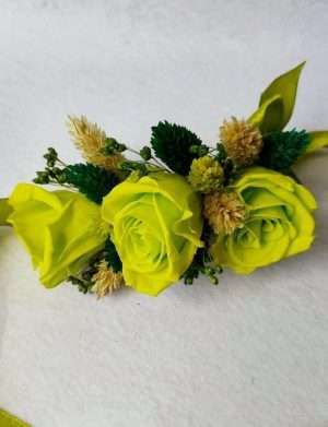 Corsaj (bratara) domnisoara de onoare, flori uscate si trandafiri criogenati, verde – AMB207011