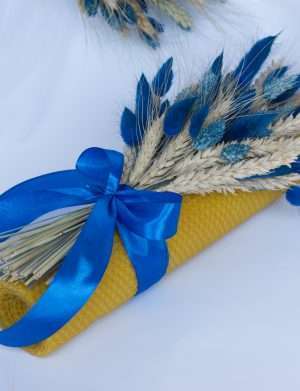 Lumanare botez, ceara naturala decorata cu aranjament floral, nuante albastru – AMB207016