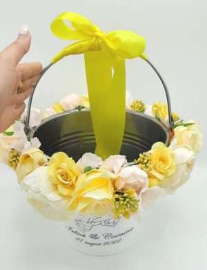 Galeata miresei personalizata si decorata cu flori de matase, galben – FEIS207005