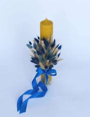 Lumanare botez, ceara naturala decorata cu aranjament floral, nuante albastru – AMB207016
