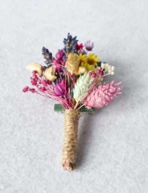 Cocarda din flori naturale uscate, colorate – AMB209003