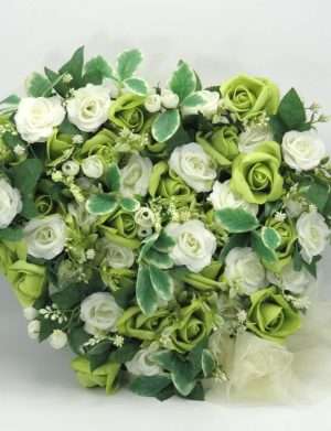 Decor masina pentru nunta, inima decorata cu flori, verde & alb – ILIF210029