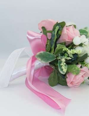 Set 2 lumanari cununie + un buchet mireasa, cu flori roz si albe – ILIF210037