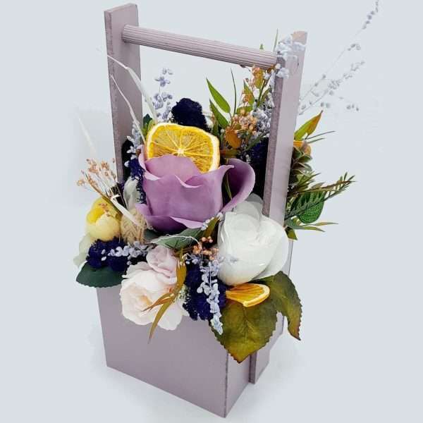 Aranjament cadou cu flori uscate si licheni tonuri de crem lila FEIS211006 1