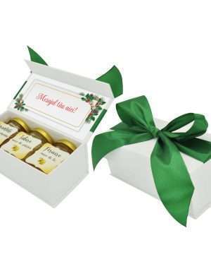 Cadou dulce, cutie cu 3 borcanele de miere, inchidere magnetica si mesaj personalizabil, tematica Craciun – DSBC211013