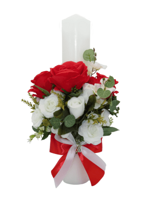 Lumanare botez decorata cu flori rosii & albe de matase, cu verdeata – ILIF211018