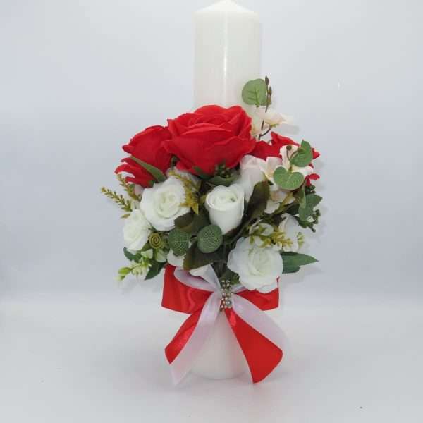 Lumanare botez decorata cu flori rosii albe de matase cu verdeata ILIF211018 4