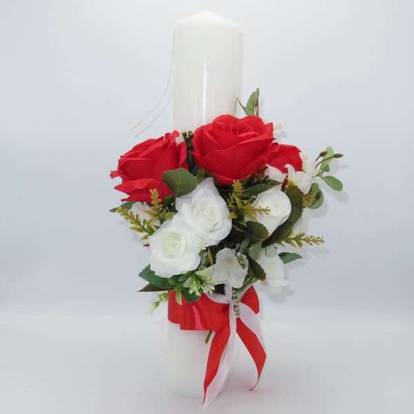 Lumanare botez decorata cu flori rosii albe de matase cu verdeata ILIF211018 6