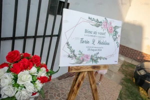 Read more about the article Pancarta de bun venit la nuntă – Detaliul care spune „Aici începe povestea noastră”