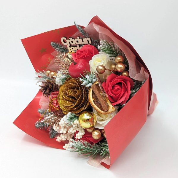 Buchet cadou de Craciun, cu ramuri de brad, flori de sapun si globuri – DSPH212005 .1 (1)