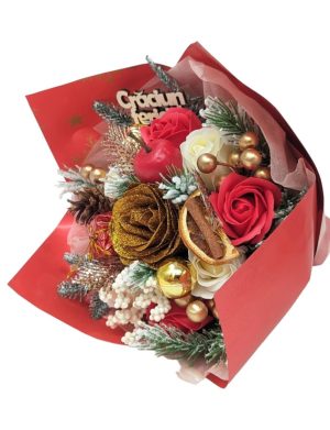 Buchet cadou de Craciun, cu ramuri de brad, flori de sapun si globuri – DSPH212005