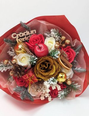 Buchet cadou de Craciun, cu ramuri de brad, flori de sapun si globuri – DSPH212005