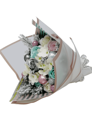 Buchet cadou de Craciun, cu ramuri de brad, flori de sapun si globuri – DSPH212006