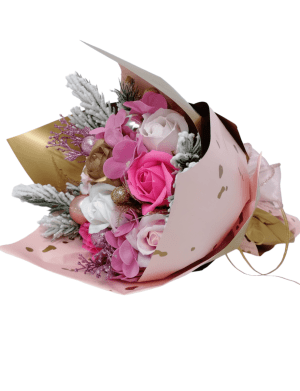Buchet cadou de Craciun, cu ramuri de brad, flori de sapun si globuri – DSPH212007
