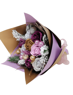 Buchet cadou de Craciun, cu ramuri de brad, flori de sapun si globuri – DSPH212008