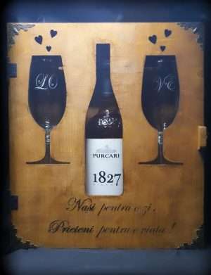 Cutie Cadou pentru Nasi, sticla de vin si 2 pahare gravate laser – KLTM212006