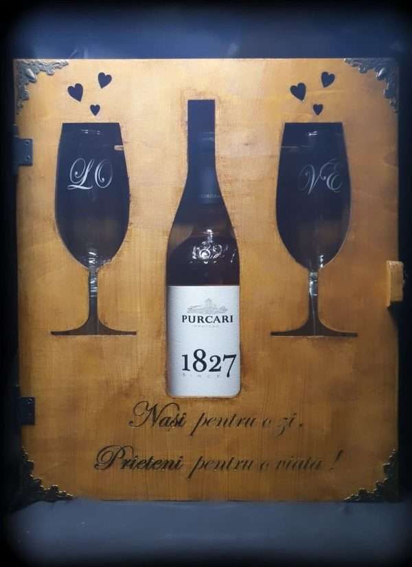 Cutie Cadou pentru Nasi sticla de vin si 2 pahare gravate laser KLTM212006 4