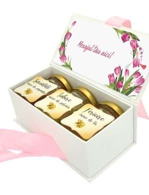Cadou dulce, cutie cu 3 borcanele de miere si mesaj personalizabil, tematica Martie – DSBC301008