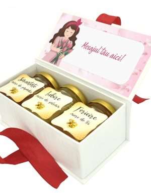 Cadou dulce, cutie cu 3 borcanele de miere si mesaj personalizabil, tematica Martie – DSBC301001