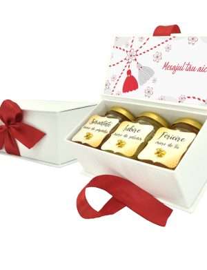 Cadou dulce, cutie cu 3 borcanele de miere si mesaj personalizabil, tematica Martie – DSBC301002
