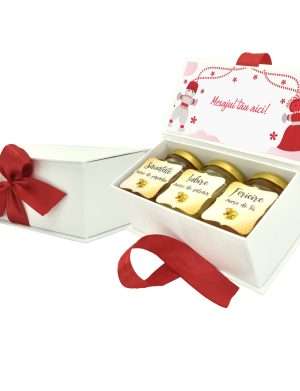 Cadou dulce, cutie cu 3 borcanele de miere si mesaj personalizabil, tematica Martie – DSBC301004
