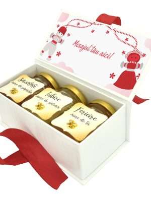 Cadou dulce, cutie cu 3 borcanele de miere si mesaj personalizabil, tematica Martie – DSBC301004