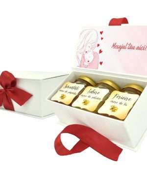 Cadou dulce, cutie cu 3 borcanele de miere si mesaj personalizabil, tematica Martie – DSBC301005