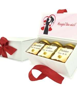 Cadou dulce, cutie cu 3 borcanele de miere si mesaj personalizabil, tematica Martie – DSBC301006