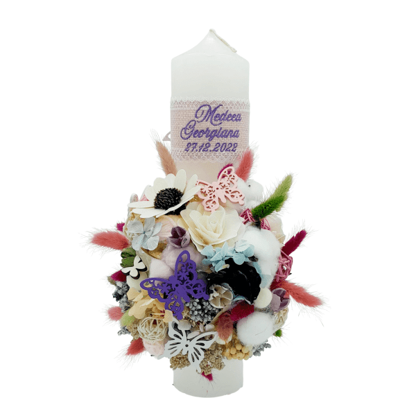 Lumanare botez fetita personalizata cu flori uscate fluturasi de lemn si bumbac FEIS301012