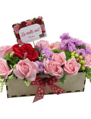Aranjament cadou cu flori de sapun si matase in cutie de lemn, multicolor – ILIF302028