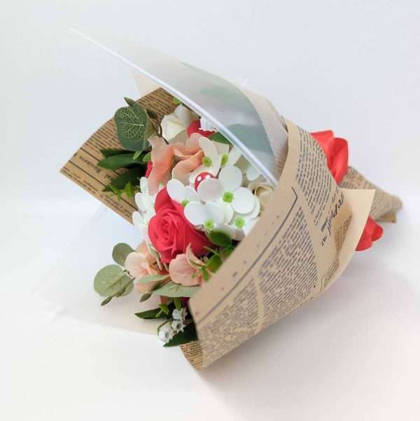 Buchet cadou cu flori de sapun rosu si alb – DSPH302002 1