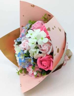 Buchet cadou cu flori de sapun, roz-alb-bleu – DSPH302004