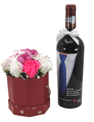 Cadou Cerere Nasi Cununie – sticla vin personalizata & aranjament flori – ILIF303070