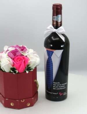 Cadou Cerere Nasi Cununie – sticla vin personalizata & aranjament flori – ILIF303070