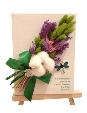 Mini tablou cu stativ pentru cadre didactice, cu flori uscate si mesaj, mov-verde – ILIF303052