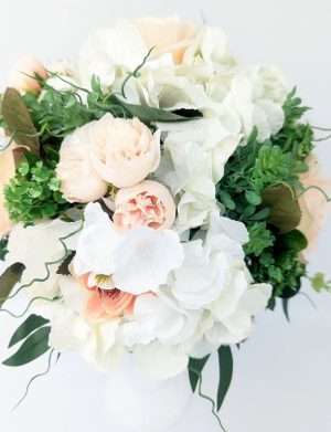 Aranjament floral masa, decor nunta cu flori de matase, alb-piersiciu – DSPH304006