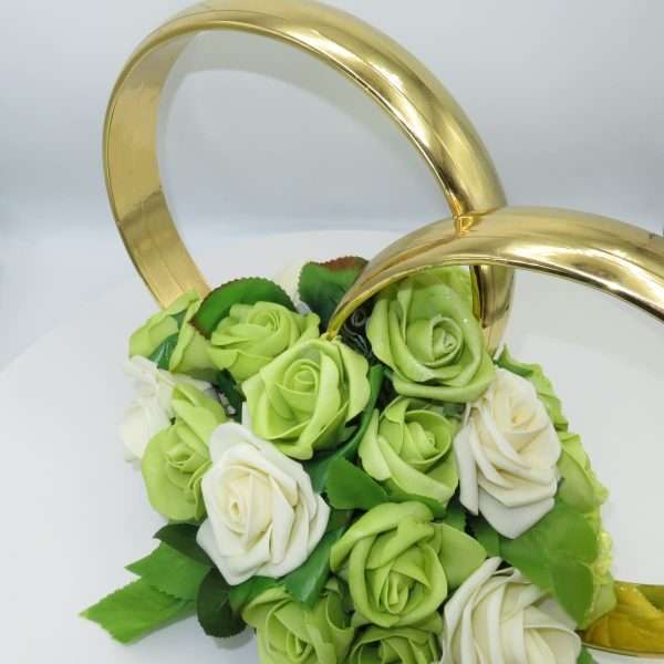 Decor masina pentru nunta verighete decorate cu flori verde alb ILIF304010 1