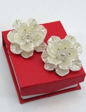 Cercei eleganti mari pentru mireasa, model deosebit tip floare, alb perlat – ILIF305018