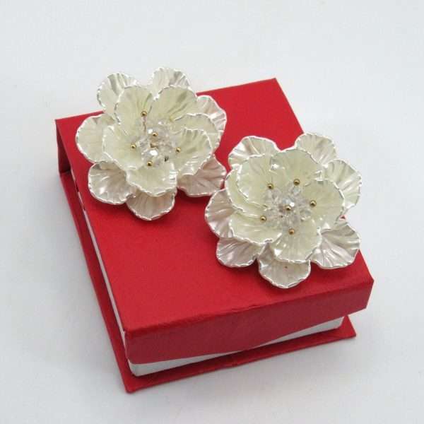 Cercei eleganti mari pentru mireasa model deosebit tip floare alb perlat ILIF305018 2
