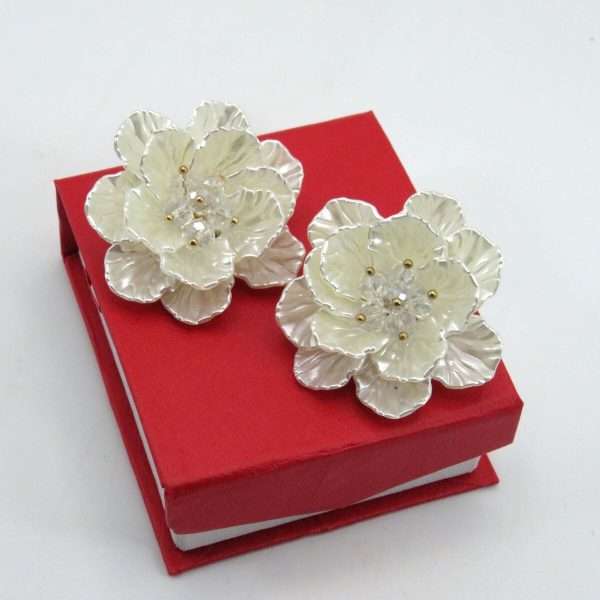 Cercei eleganti mari pentru mireasa model deosebit tip floare alb perlat ILIF305018 3