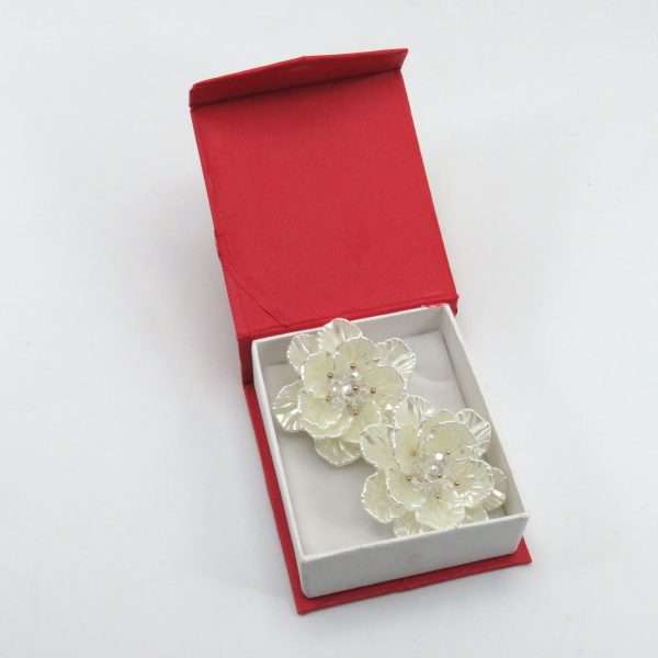 Cercei eleganti mari pentru mireasa model deosebit tip floare alb perlat ILIF305018 4